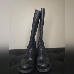 The North Face Women's black leather knee high. Size 6 Primaloft